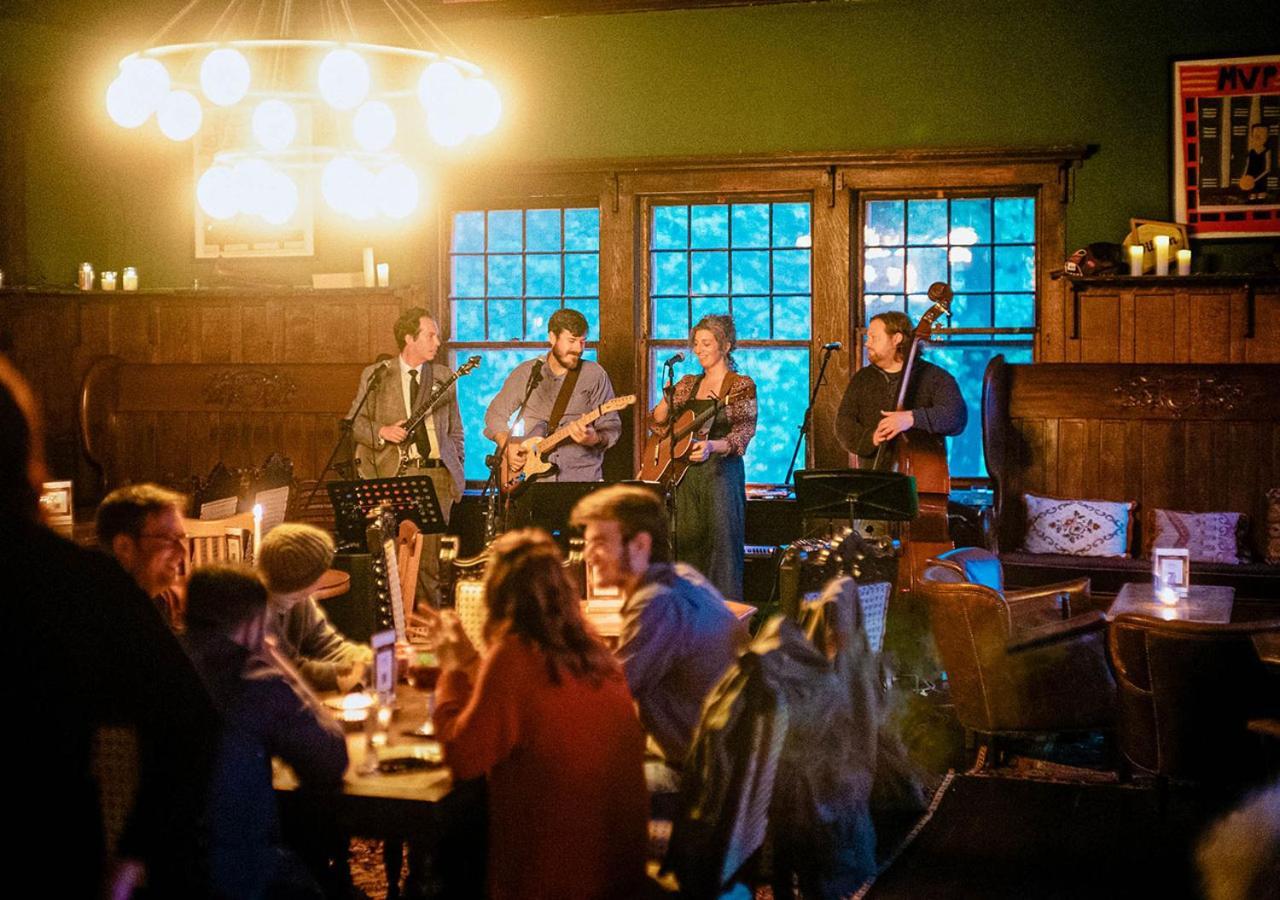 Apple Tree Inn Ленокс Экстерьер фото