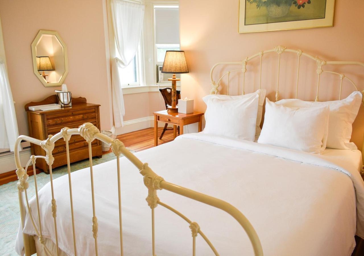 Apple Tree Inn Ленокс Экстерьер фото